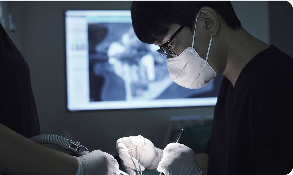 주변 치아와의 교합과 장기적인 안정성까지 고려한 임플란트